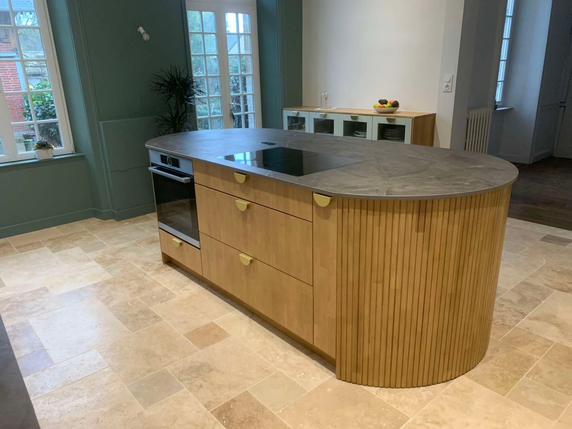 Cuisine sur mesure avec îlot arrondi et façades bois à Vitré