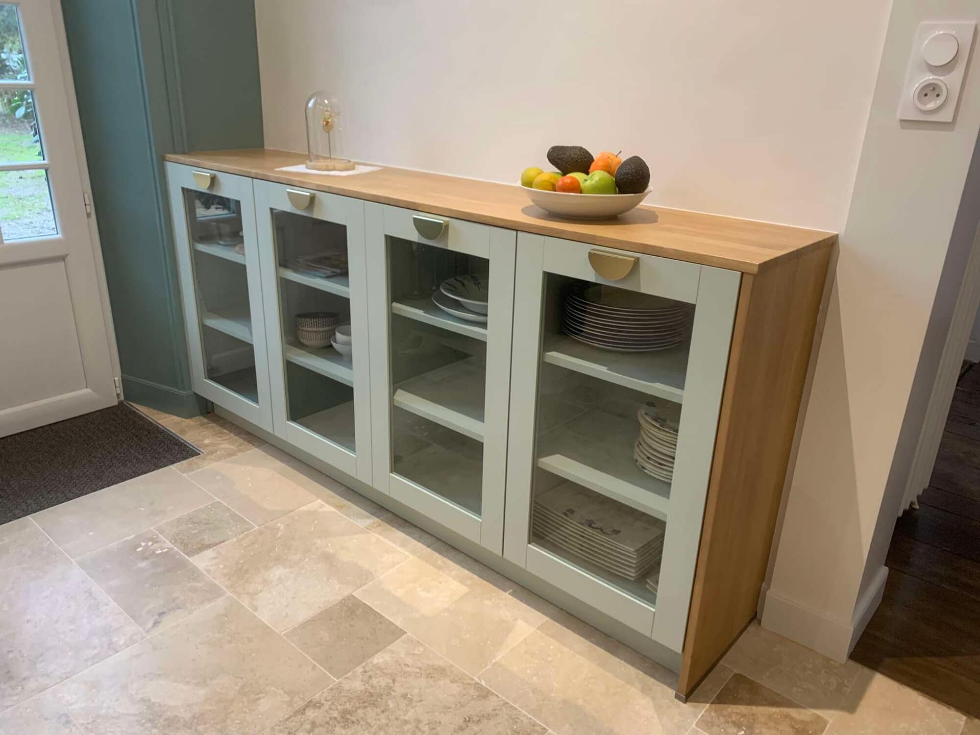 Cuisine sur mesure avec meubles bas vitrés et plan de travail bois à Vitré