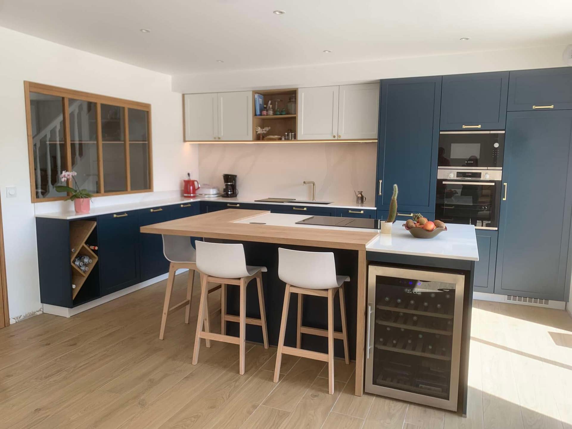 Cuisine sur mesure avec îlot central et coin repas à Vitré