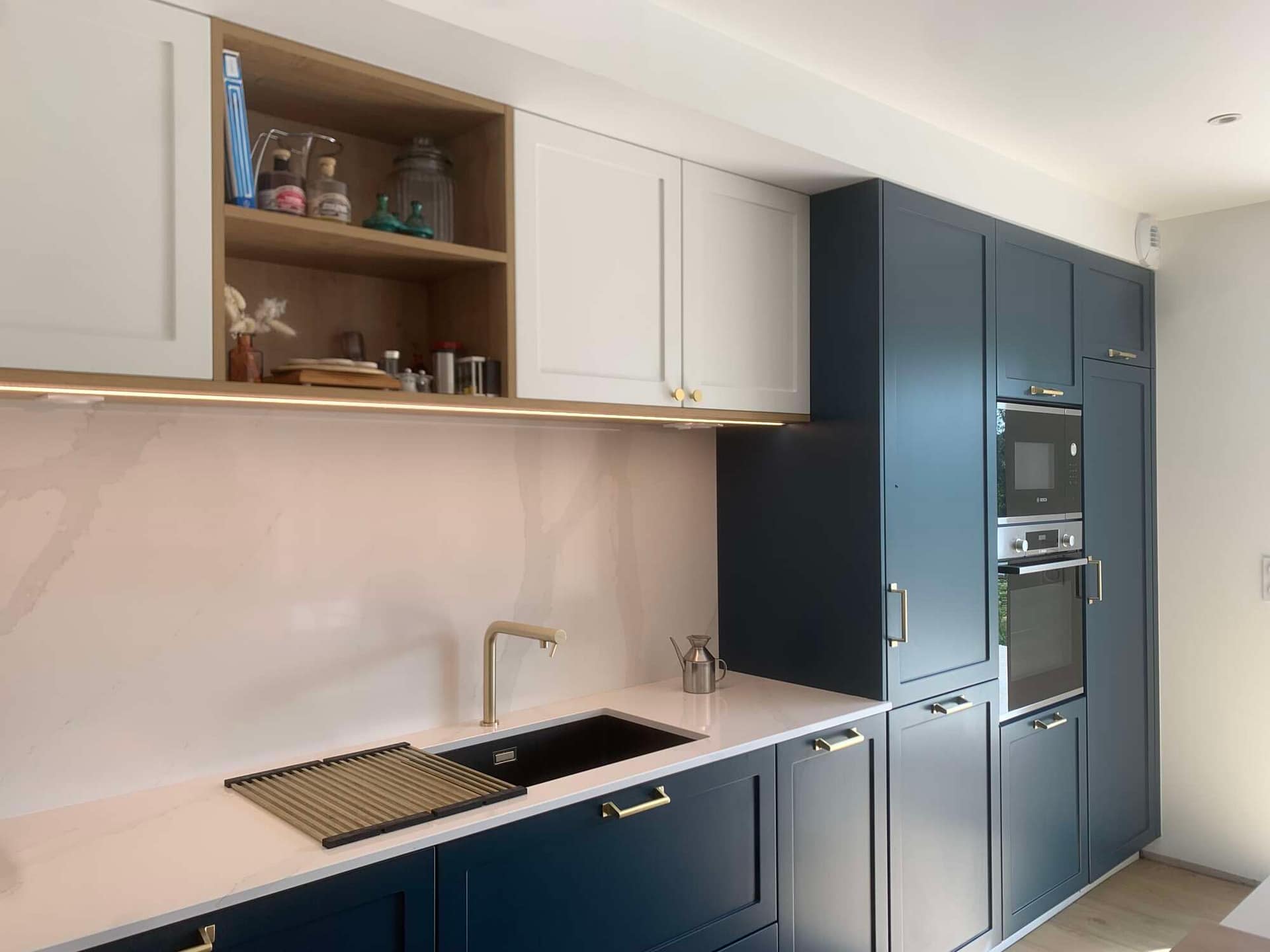 Cuisine sur mesure avec façades bleues et électroménager intégré à Vitré