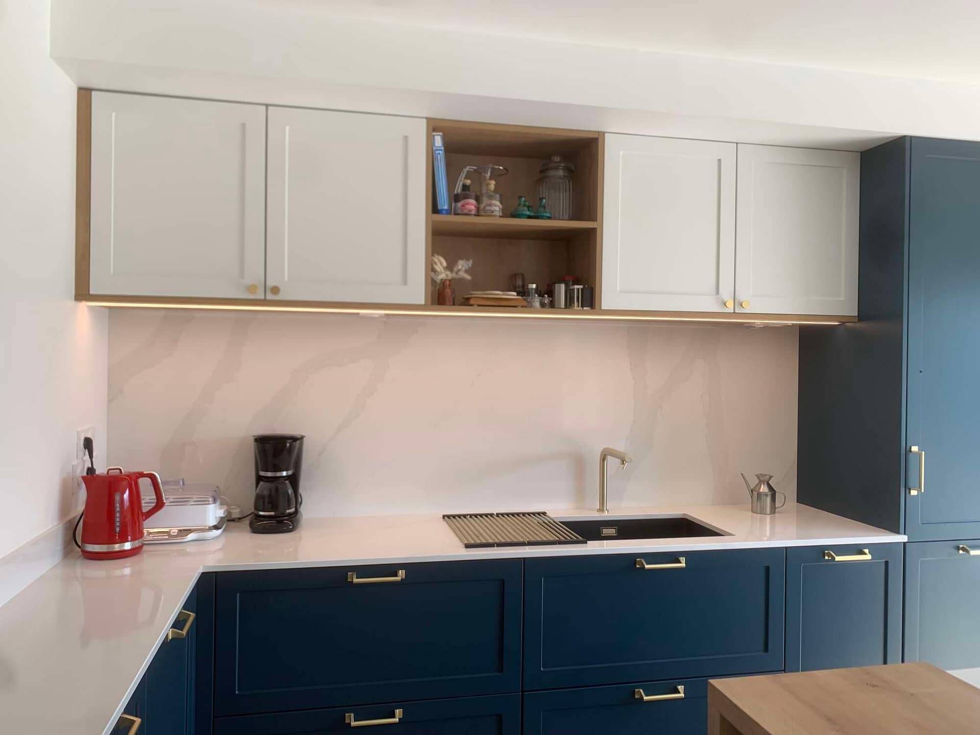 Cuisine sur mesure avec rangements hauts et crédence claire à Vitré