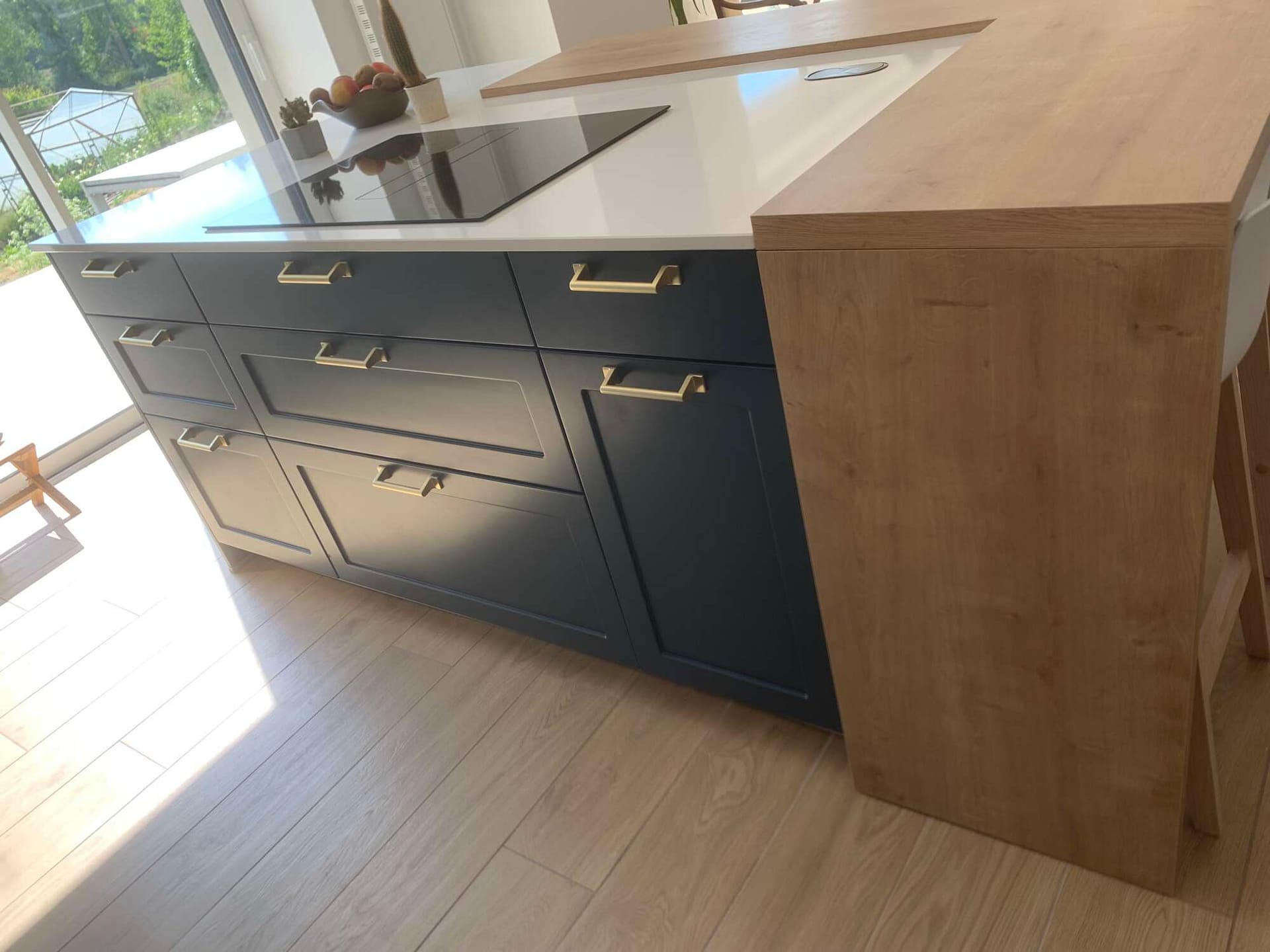 Meubles bas et rangements bois dans une cuisine sur mesure à Vitré