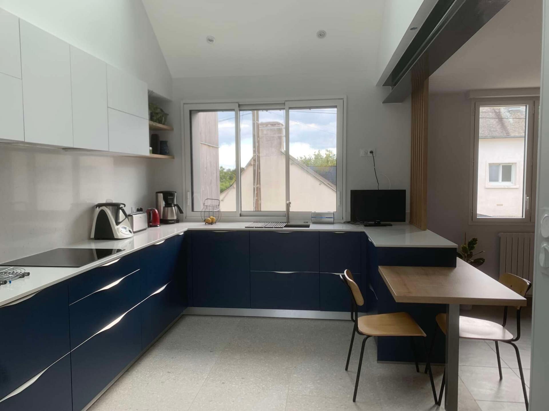 Cuisine sur mesure avec îlot et coin repas à Vitré