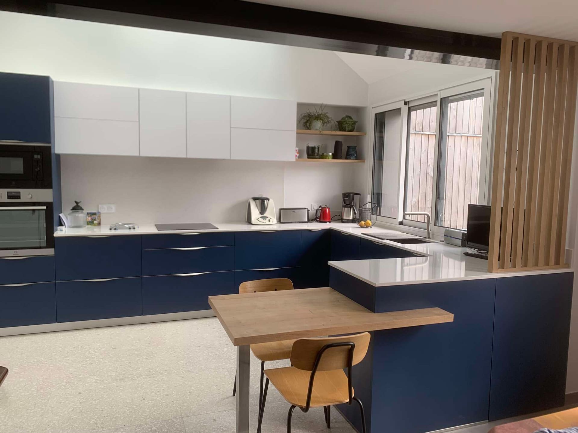 Cuisine ouverte sur séjour avec îlot et rangements sur mesure à Vitré