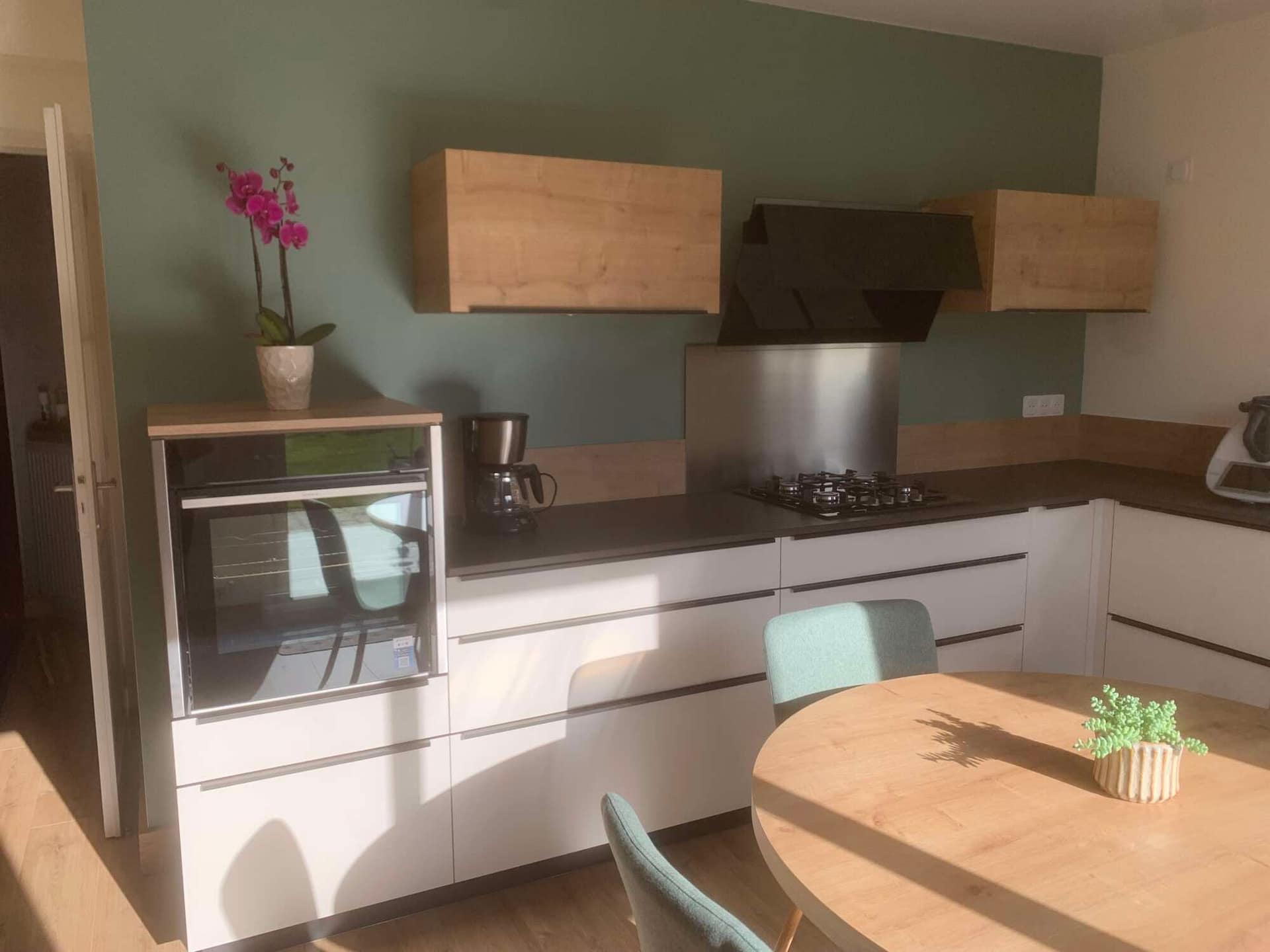 Cuisine sur mesure avec coin repas et mobilier intégré à Vitré