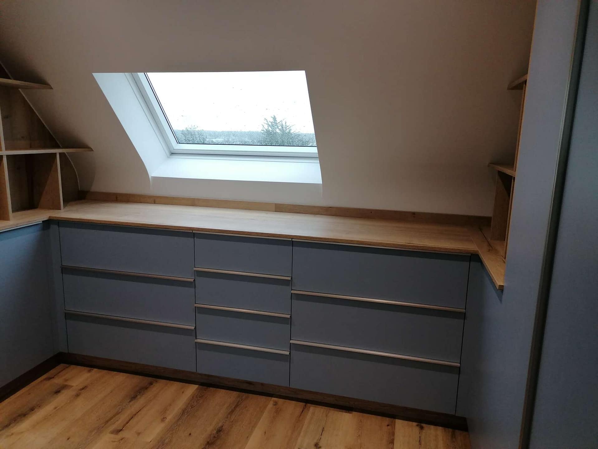 Dressing sur mesure avec meubles toute hauteur et finitions mates, aménagement intérieur à Vitré