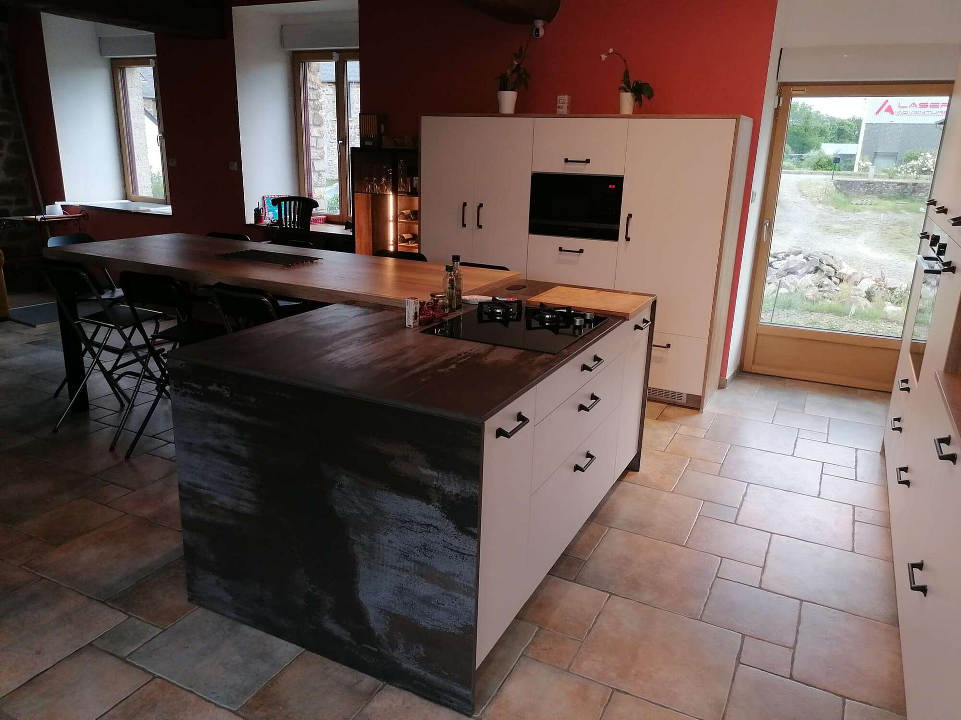 Cuisine sur mesure avec îlot et rangements personnalisés à Vitré