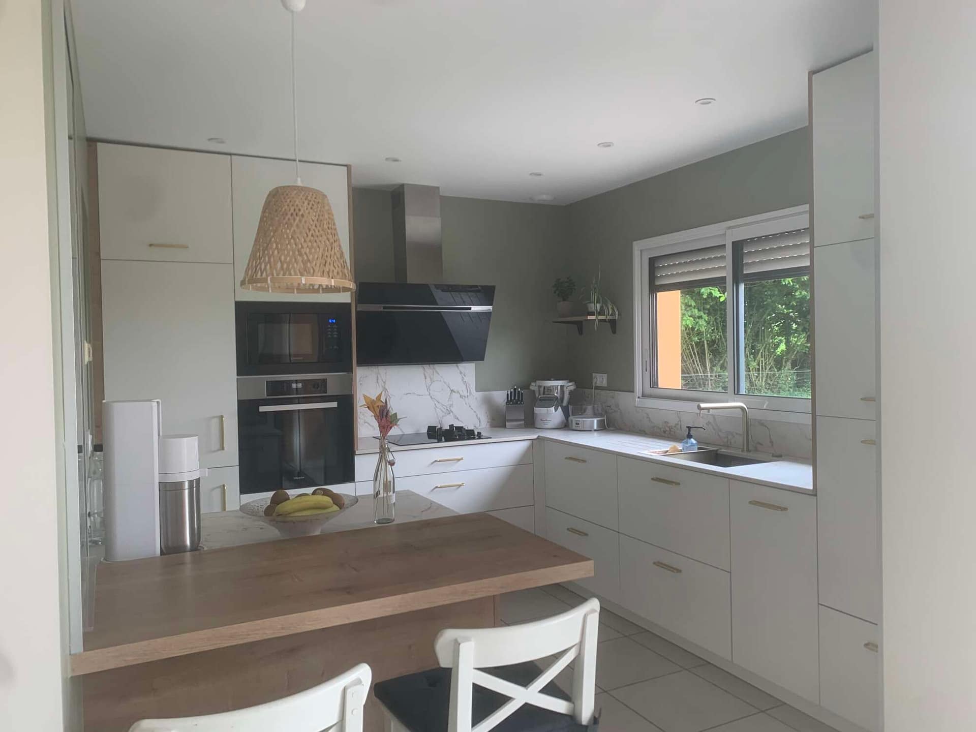 Cuisine moderne sur mesure avec hotte et rangements intégrés à Vitré