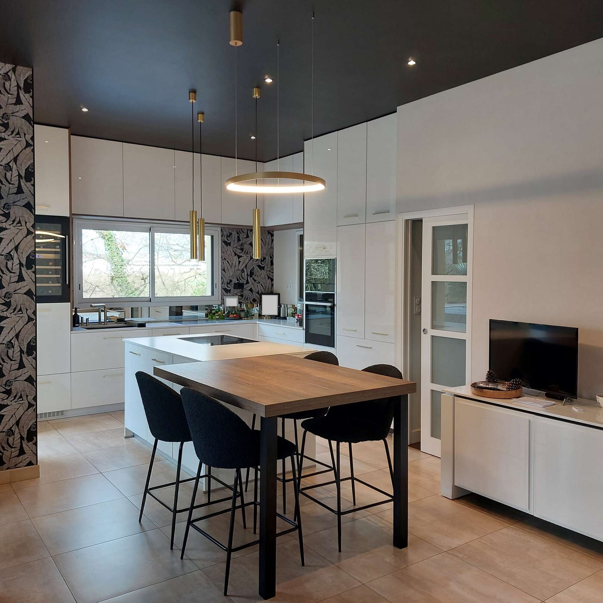 Cuisine sur mesure avec îlot central et coin repas à Vitré