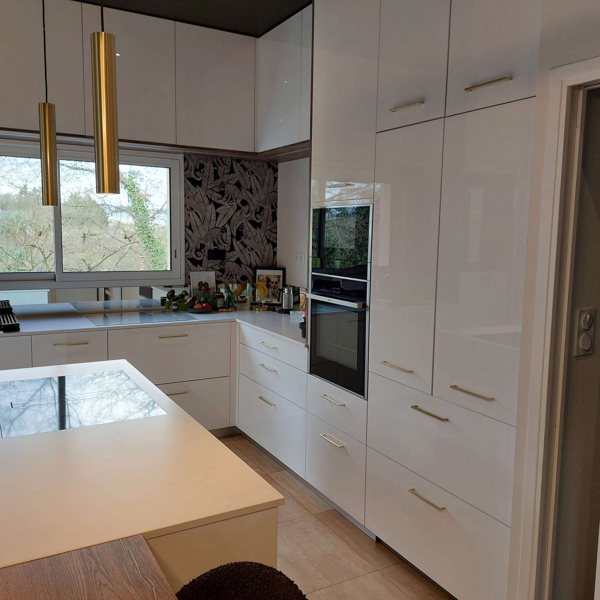 Cuisine équipée avec colonnes de rangement et électroménager intégré à Vitré