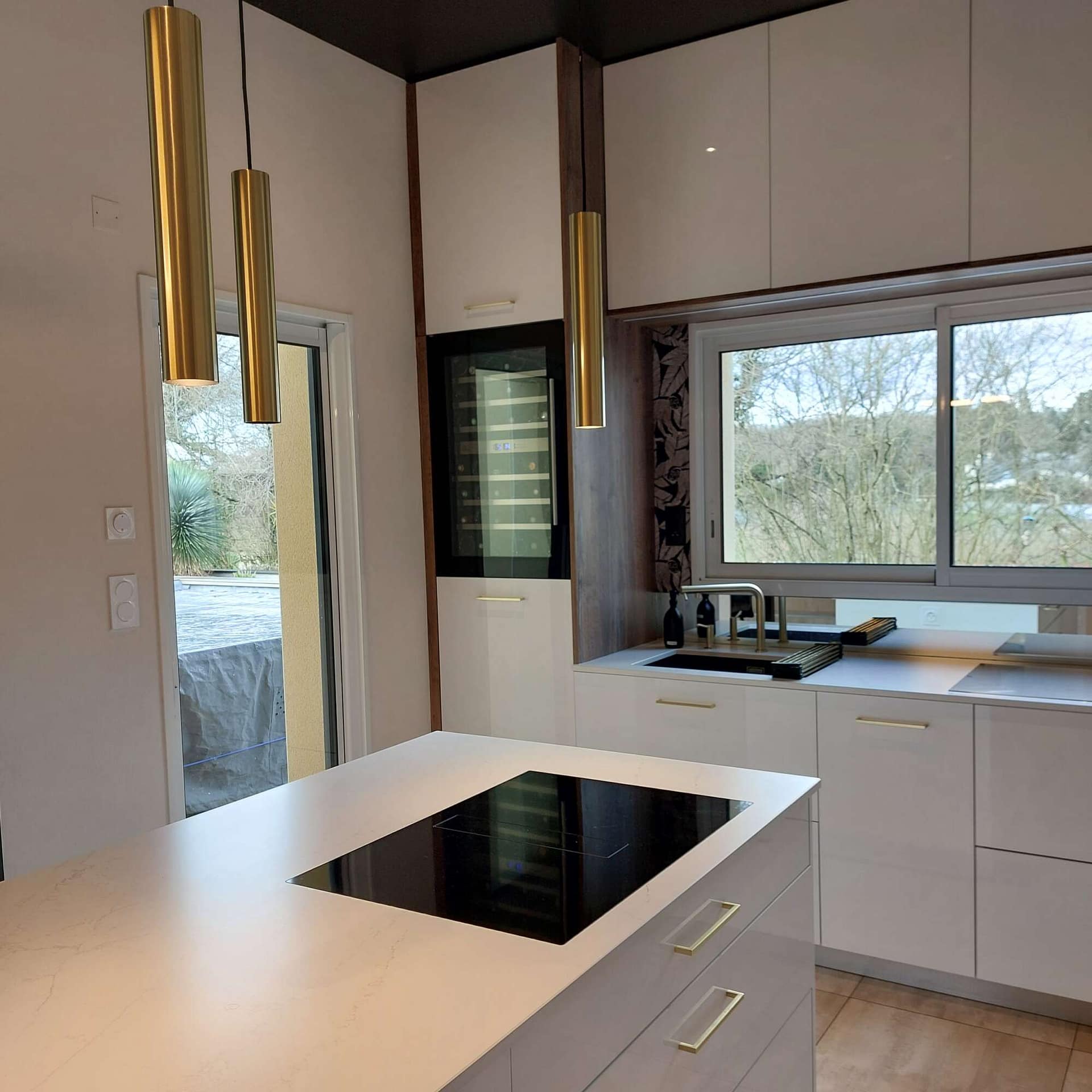 Cuisine moderne sur mesure avec îlot et plaque de cuisson intégrée à Vitré