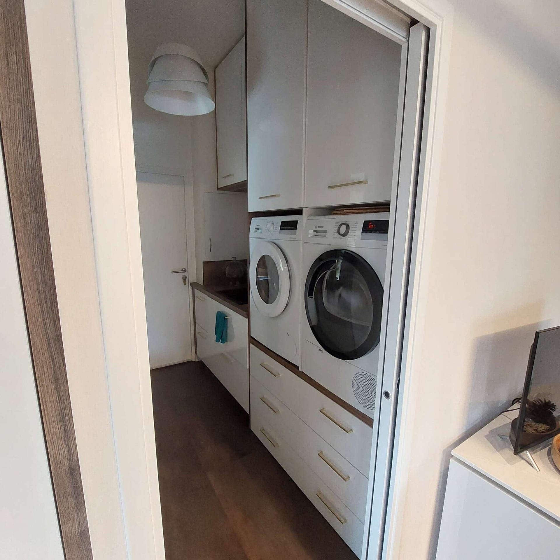 Cuisine sur mesure avec espace buanderie intégré et rangements à Vitré