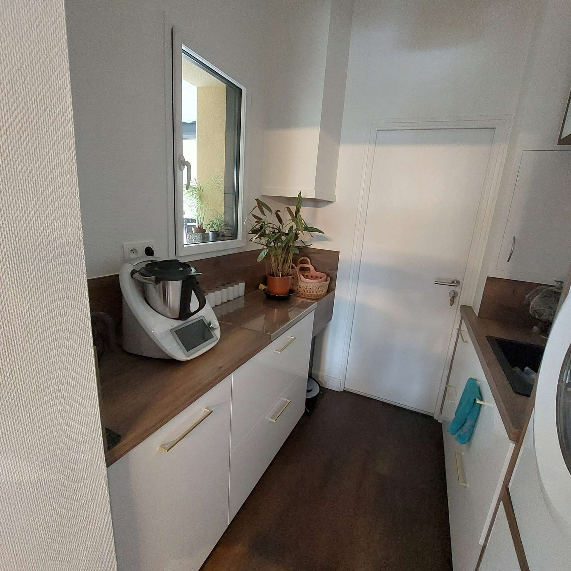 Cuisine sur mesure avec plan de travail étroit et rangements bas à Vitré