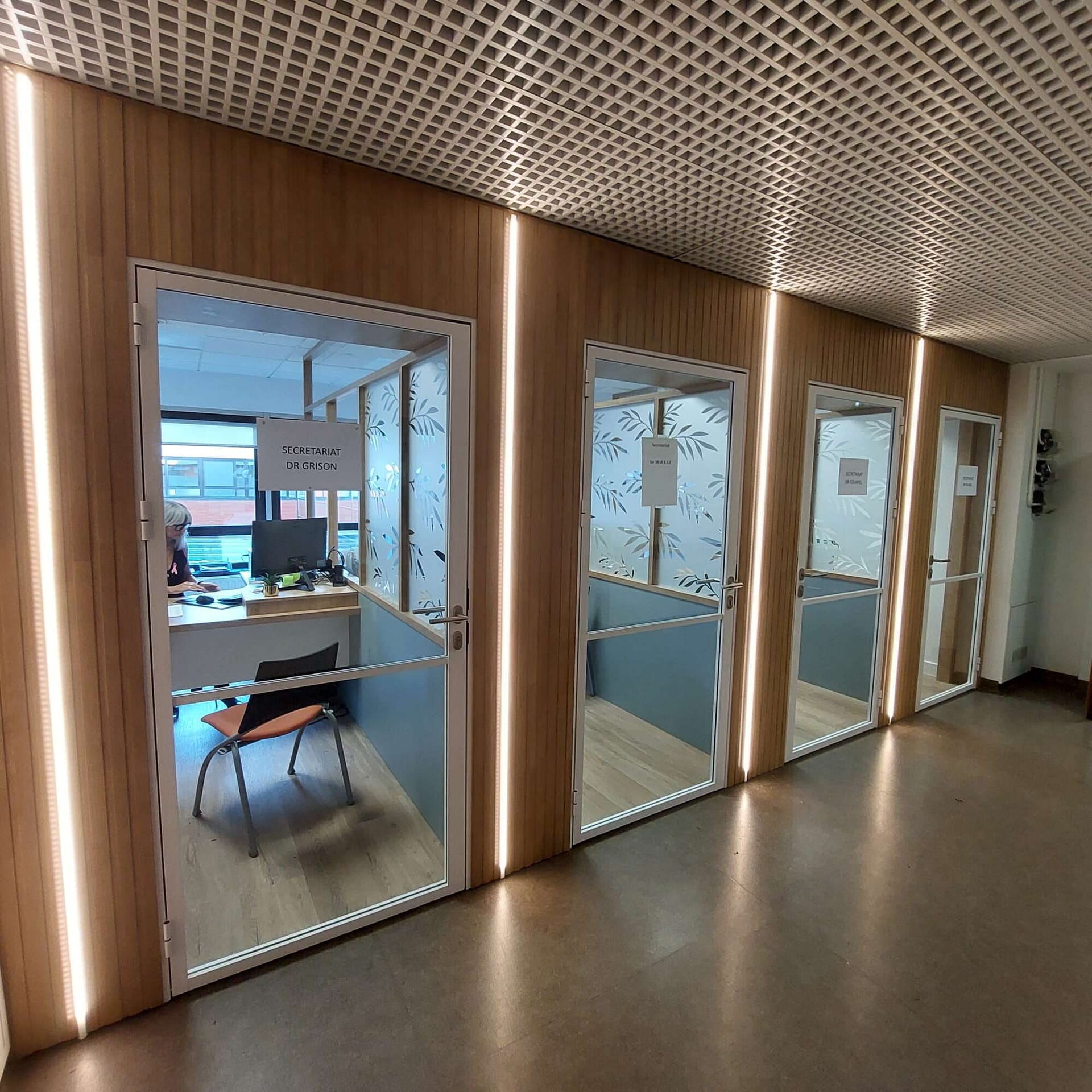 Bureaux professionnels sur mesure avec cloisons vitrées et éclairage intégré à Vitré