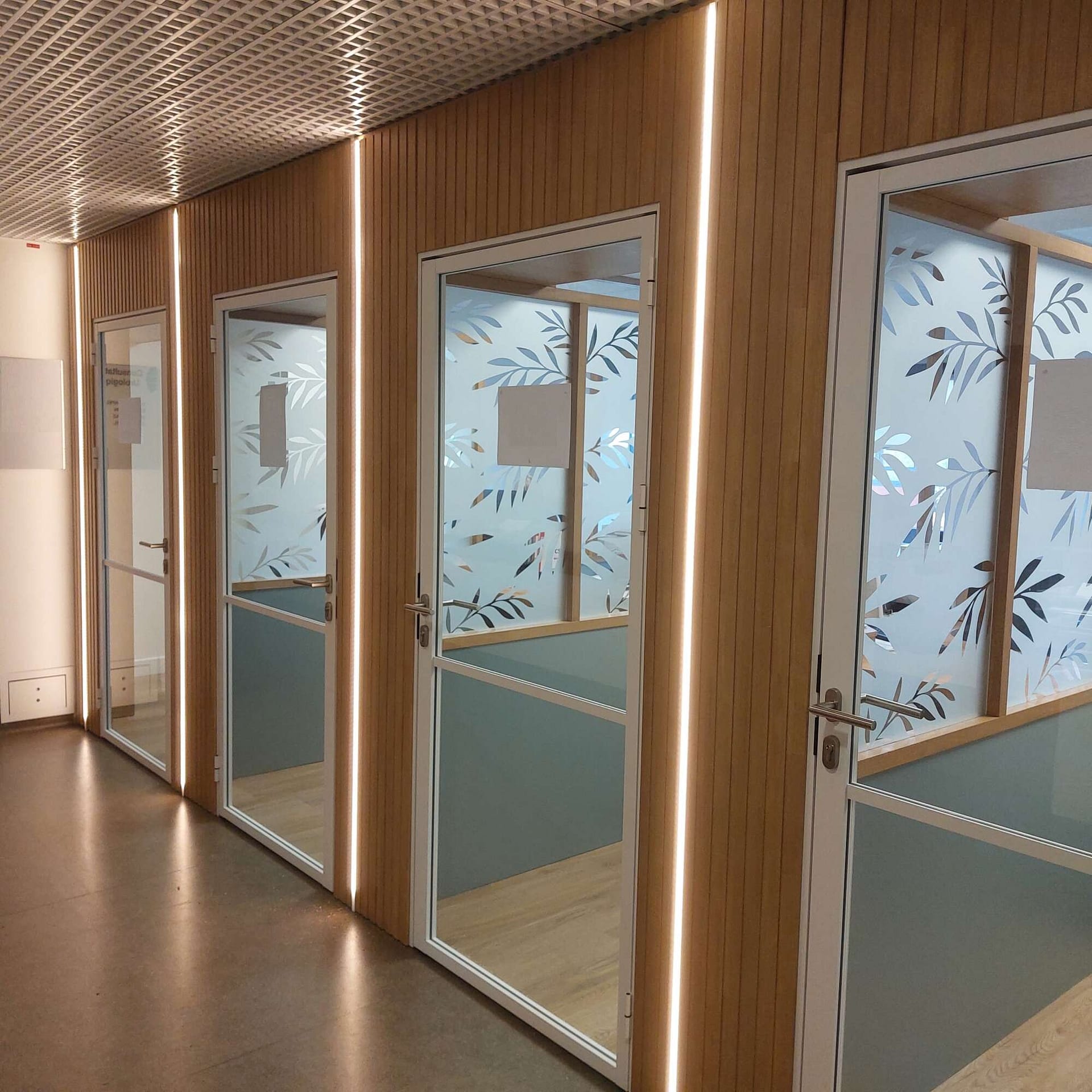 Agencement de bureaux professionnels avec cloisons vitrées et structure bois à Vitré