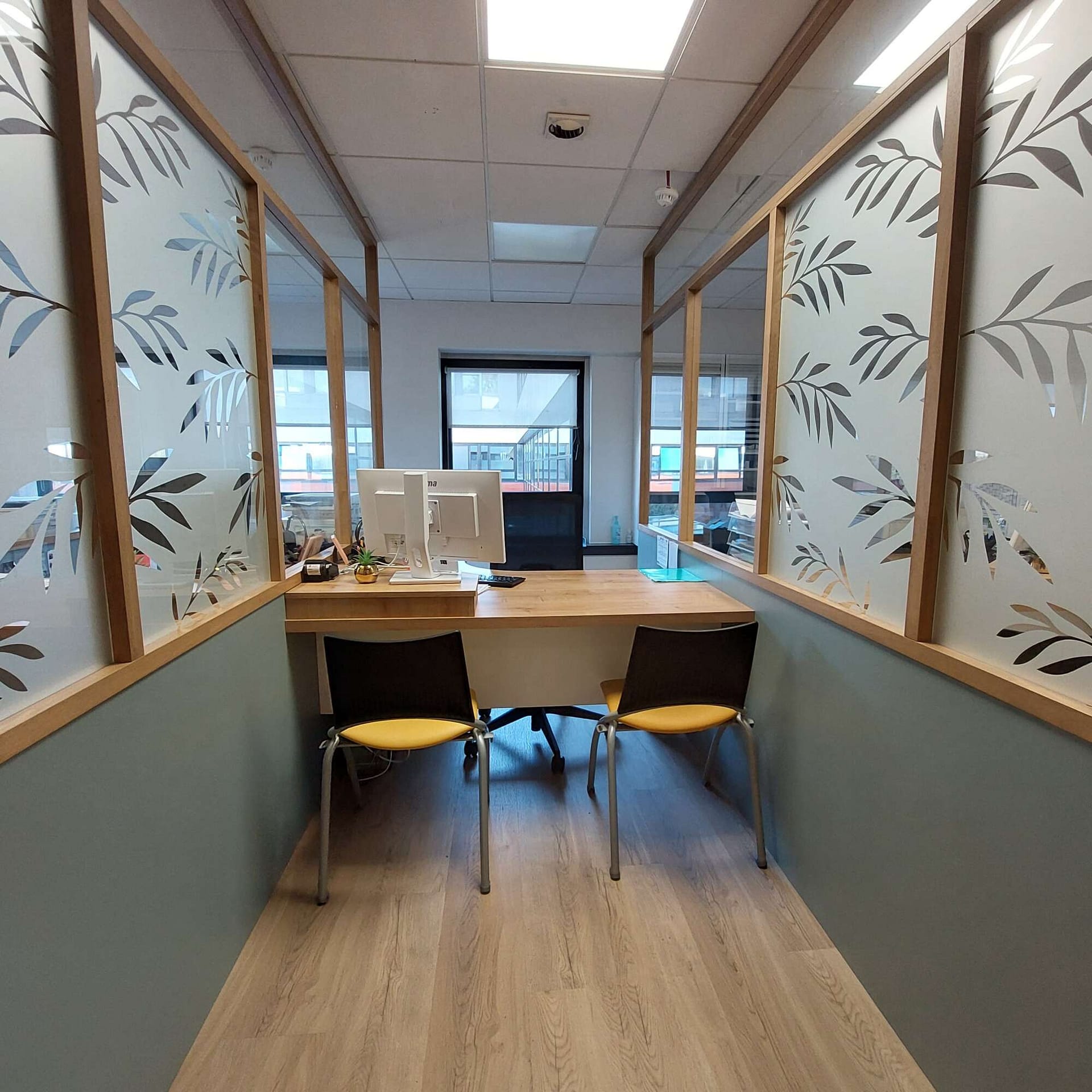 Salle de réunion vitrée aménagée sur mesure dans des bureaux professionnels à Vitré