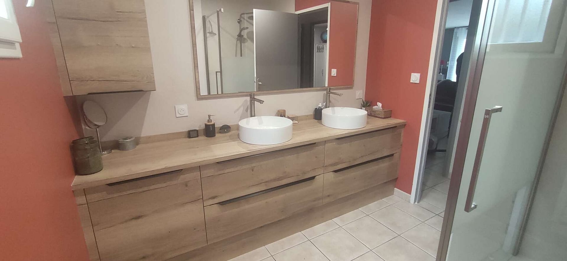 meuble de salle de bain sur mesure en bois avec double vasque, rénovation salle de bain à vitrÉ