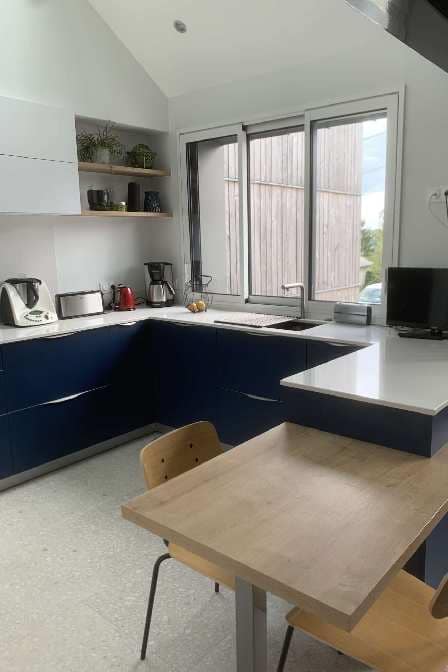 cuisine moderne bleue plan de travail blanc à Vitré