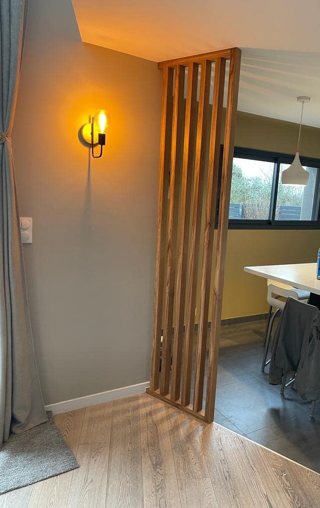 Claustra bois vertical avec éclairage mural dans un aménagement intérieur, secteur Vitré