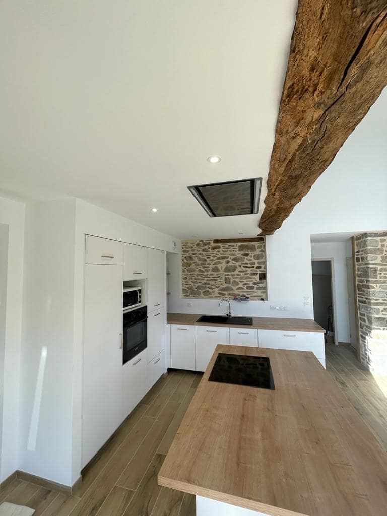 Cuisine sur mesure avec four encastré et crédence pierre à Vitré