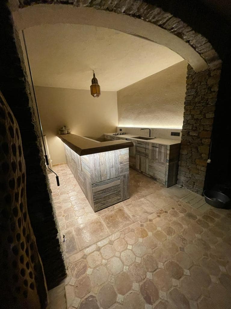 Îlot de cuisine sur mesure avec rangements et plan de travail clair à Vitré