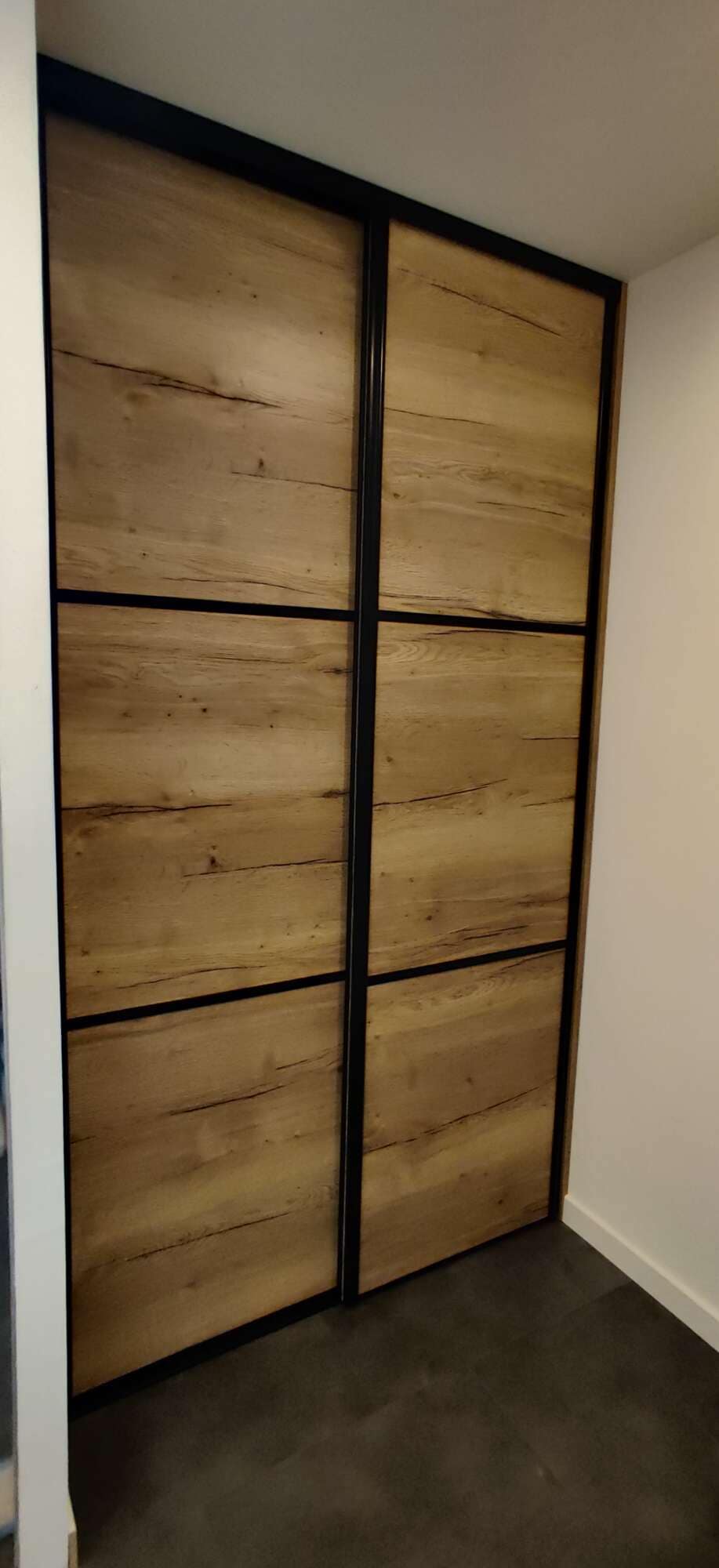 Dressing sur mesure avec façades bois et structure noire, aménagement intérieur personnalisé à Vitré