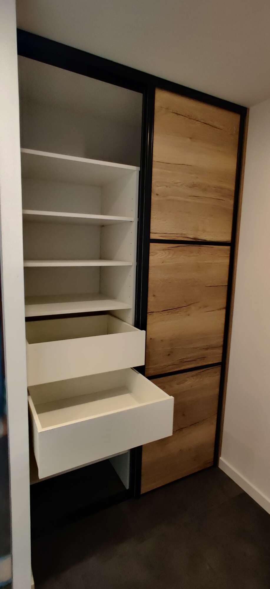 Dressing sur mesure sous pente avec rangements ouverts et tiroirs, fabrication artisanale à Vitré