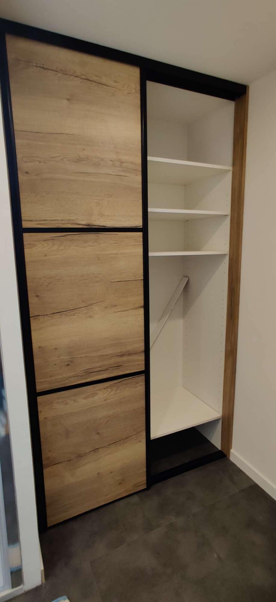 Dressing sur mesure avec panneaux bois verticaux et rangements intégrés, réalisation artisanale à Vitré