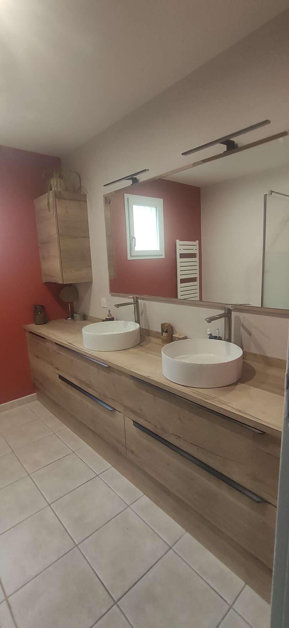 meuble vasque double en bois avec miroir intégré, agencement salle de bain sur mesure vitré