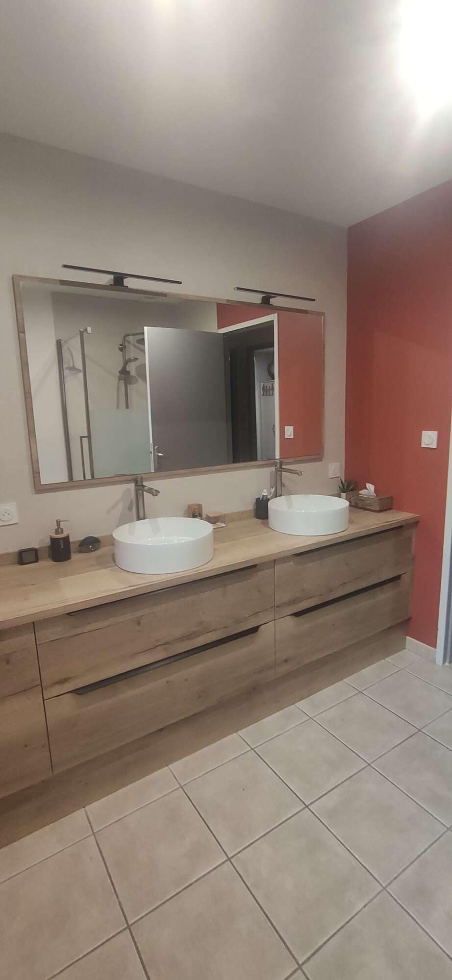 meuble de salle de bain sur mesure avec plan bois et vasques à poser, rénovation salle de bain vitré